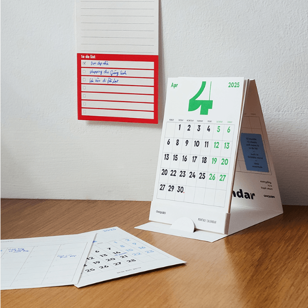 "Desk Calendar 2025"
