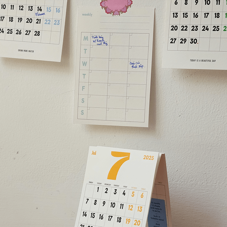 "Desk Calendar 2025"